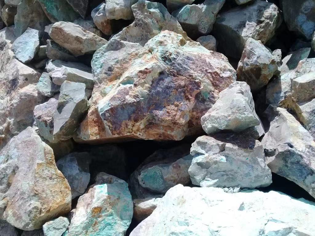 Copper ore shape, grain size, color, grade, better quality ore color